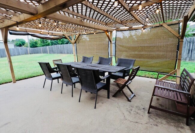 Building Photo - 5303 Greentree Ave