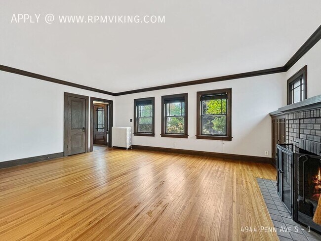 Building Photo - Exceptional 2br 1ba Lower Duplex Unit ~Dep...