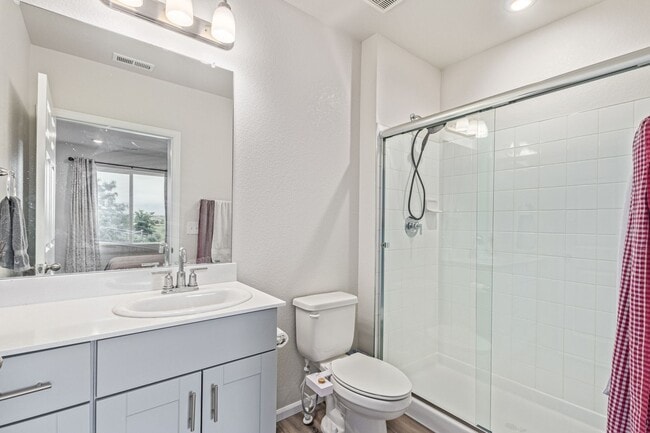 Building Photo - Immaculate, Well-Maintained 3 bed/3.5 Bath...