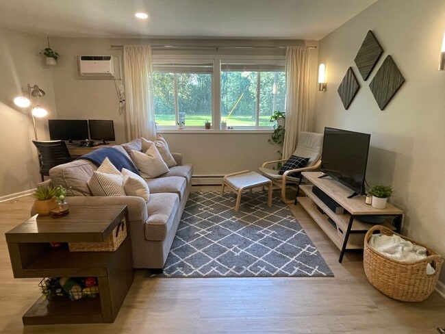 Building Photo - Champlin Main Floor Renovated Apartment, D...