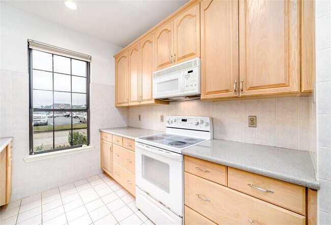 Building Photo - 7505 Memorial Woods Dr