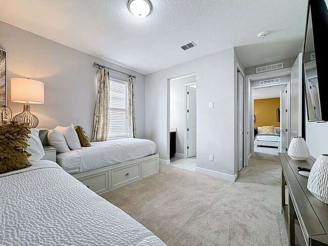 Building Photo - 8 Bedrooms 7 baths on a resort community