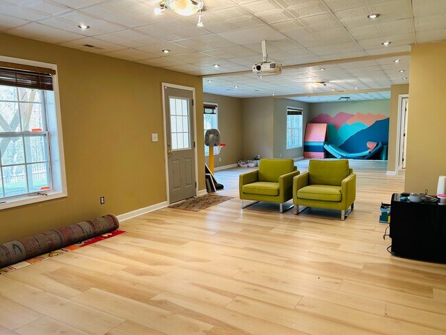 Building Photo - Incredible 4 bedroom/5 bath Tri-level home in Willoughby Park in NW Greensboro with finished base...