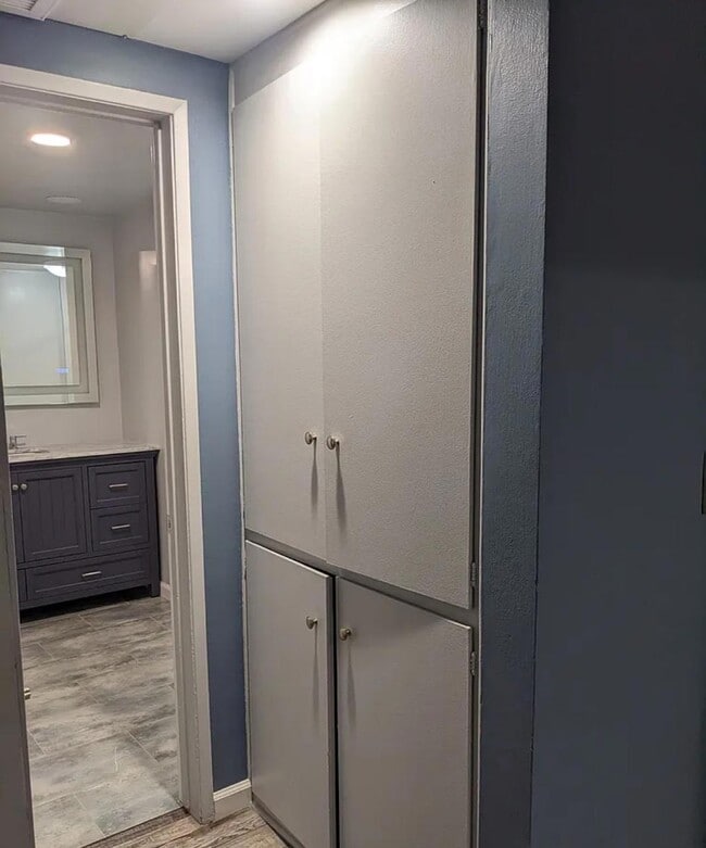 Building Photo - READY TO  MOVE IN!!