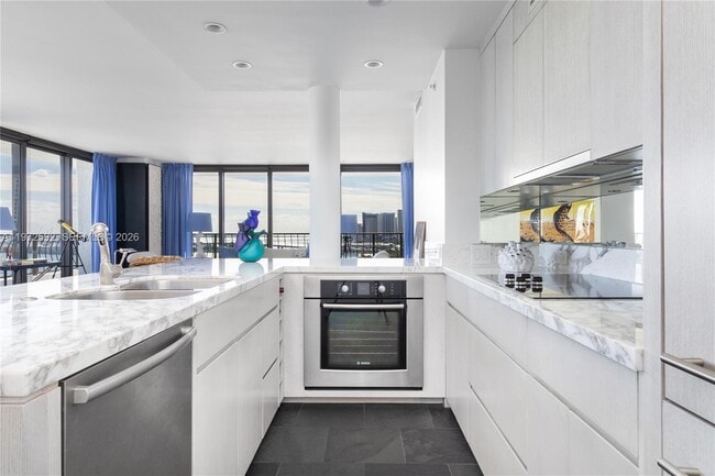 Building Photo - 555 NE 15th St