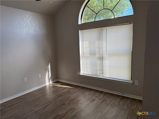 Building Photo - 916 Whirlaway Dr