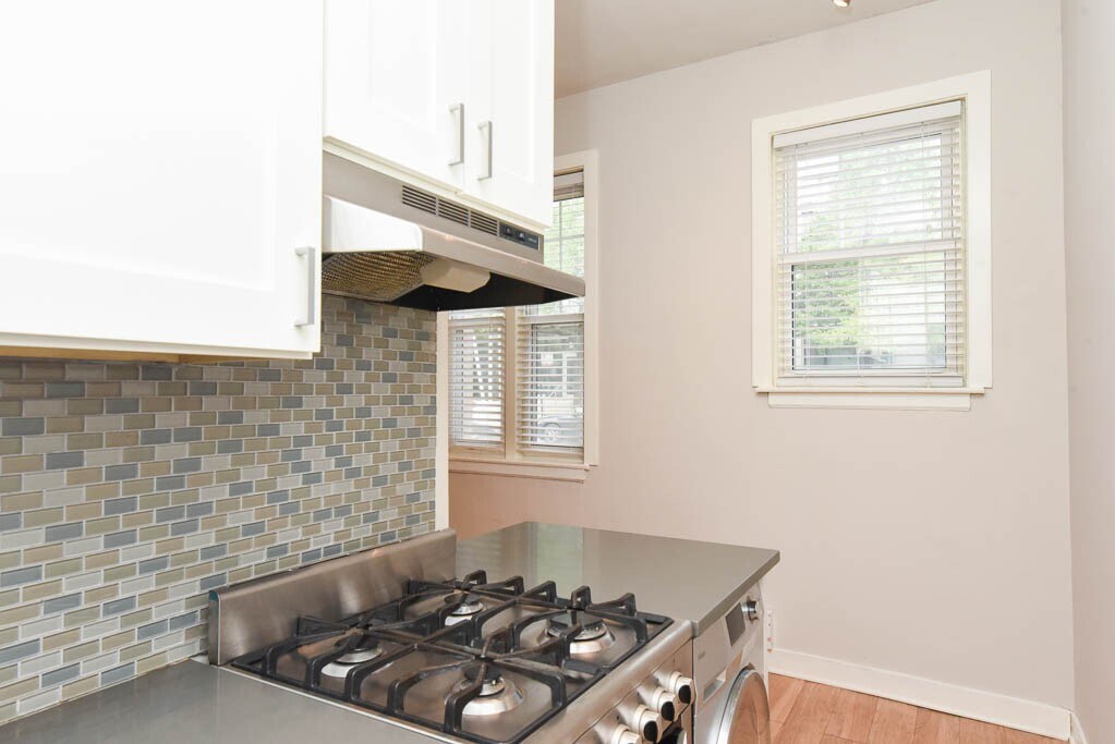 Building Photo - 511 W Belmont Ave