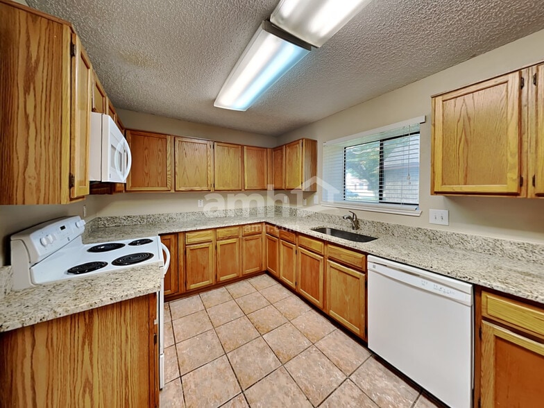 Building Photo - 3717 Flagstone Ave