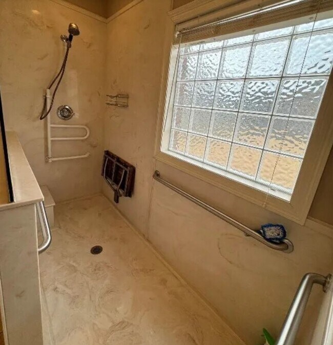 Building Photo - Beautiful Home in Deer Creek