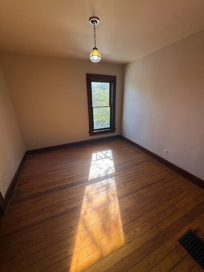 Building Photo - 901 W Main St