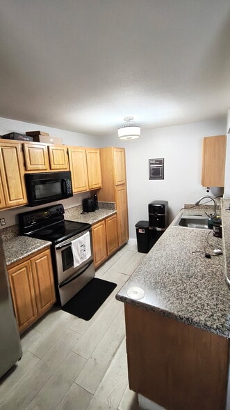 Building Photo - 5055 W Hacienda Ave