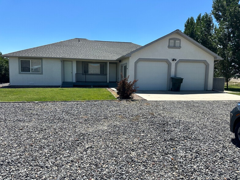 Primary Photo - 1168 Mustang Ln