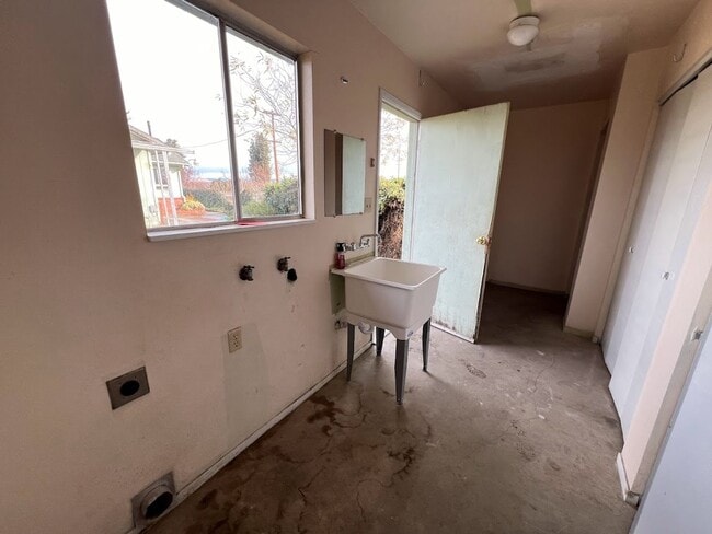 Building Photo - Reedley Country Home For rent