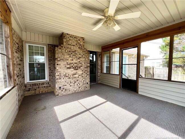 Building Photo - 6017 Lakeway Dr