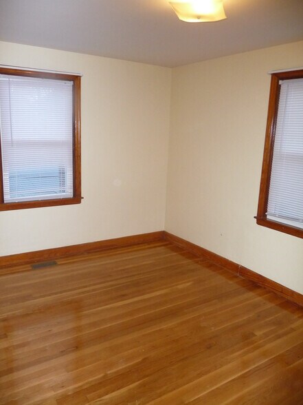 Building Photo - 213 Suffolk Ave