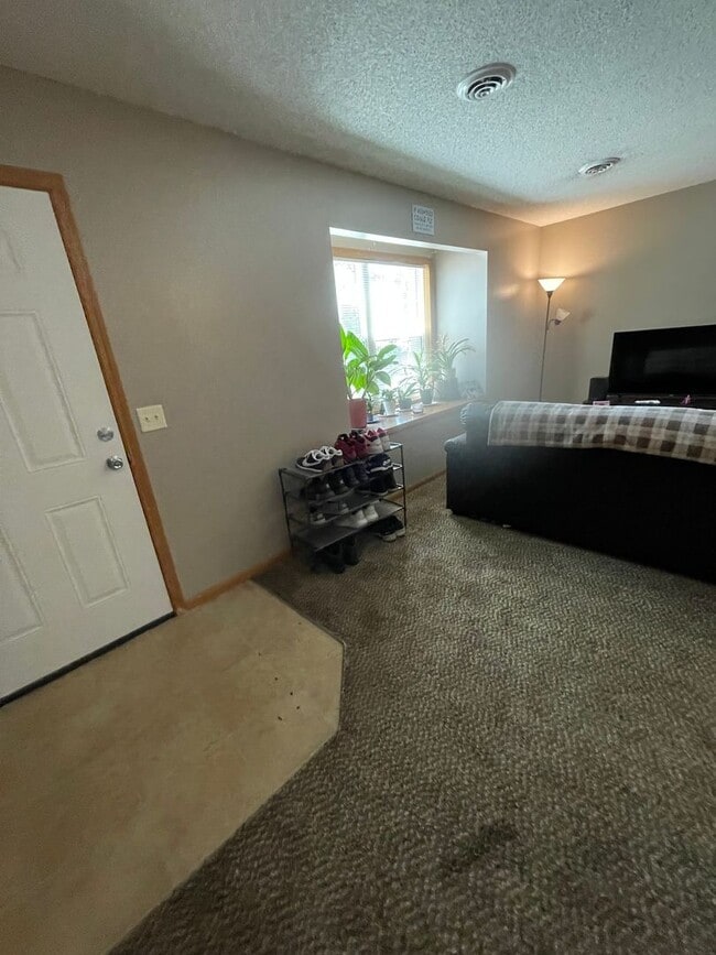 Building Photo - Great Townhome! Close to Campus!