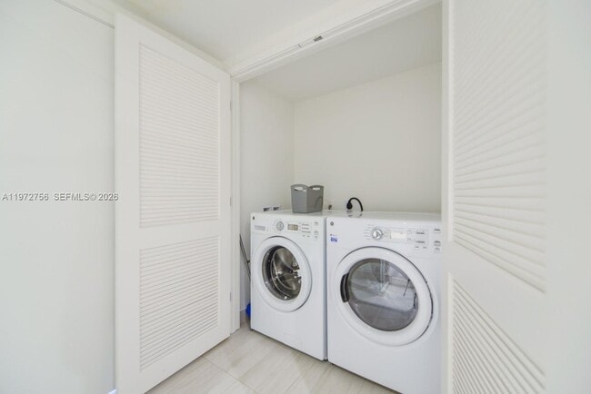 Building Photo - 4010 S Ocean Dr