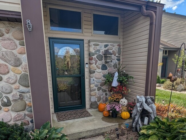 Building Photo - 607 Tamarack Dr W