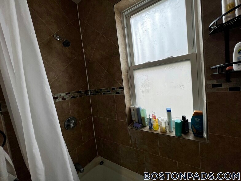 Building Photo - 248 Kelton St