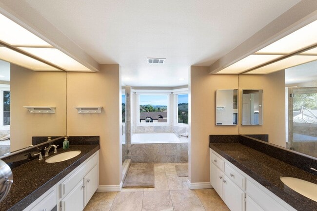 Building Photo - 30932 Colonial Pl
