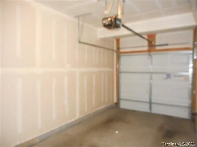Building Photo - 2501 Silverthorn Dr