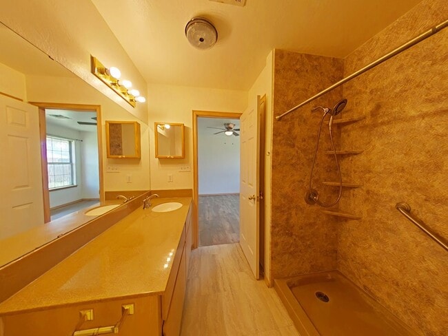 Building Photo - 6837 NW Willow Springs Dr