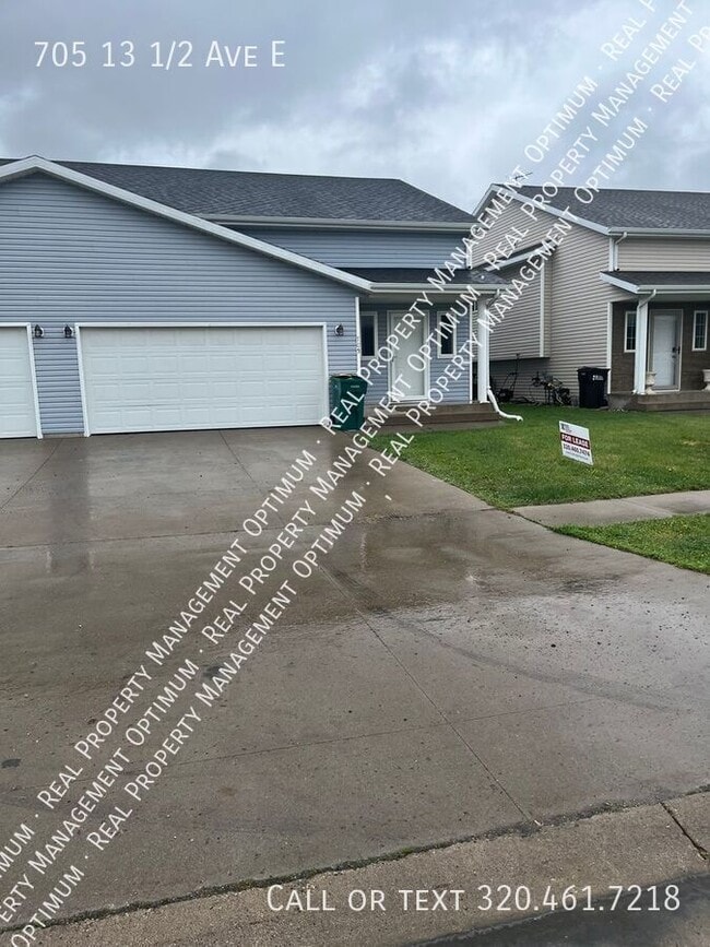 Primary Photo - 705-13 1/2 13 1/2 Ave S