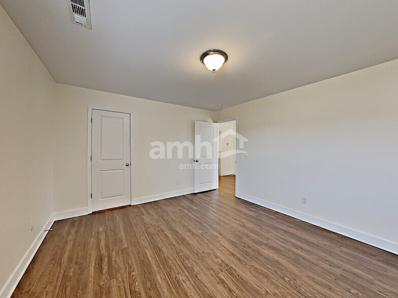 Building Photo - 5208 Lake Maxwell Dr
