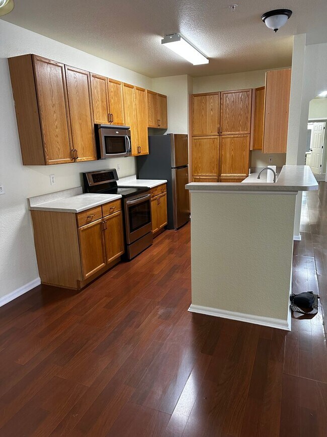 Building Photo - Move in Ready!!  3 Bedroom Condo - Cherry Grove - Aurora.....