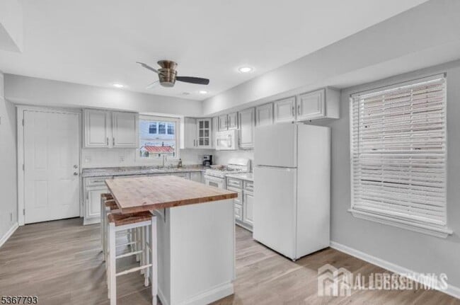 Building Photo - 28 Bay Ave