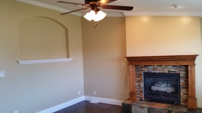 Building Photo - 5787 Lakeside Dr