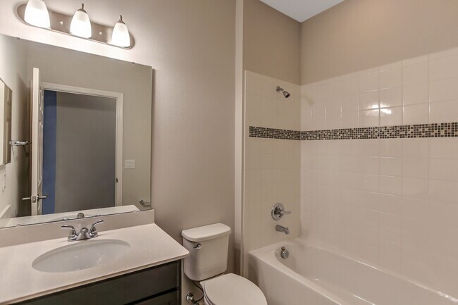 Building Photo - 3 Bedroom 2 Bath Villa in Oak Tree Pointe for RENT!