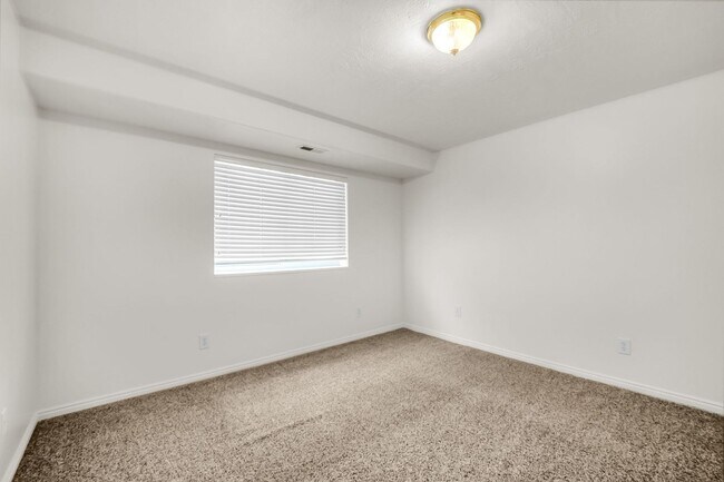 Building Photo - Spacious 7 Bed Kaysville Home with Two Kitchens