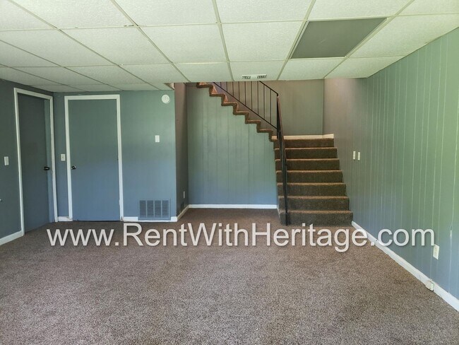 Building Photo - GREAT HOME / 3 BEDROOMS AND BONUS ROOM / GREAT LOCATION /  PRIVATE FENCED YARD