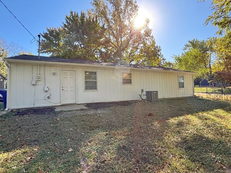 Building Photo - 2641 Maverick Ln