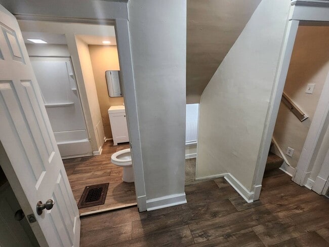 Building Photo - Charming 5-Bedroom Property in Prime Location (Section 8 vouchers Accepted)