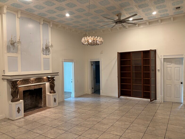 Livingroom - 437 W Magnolia Ave