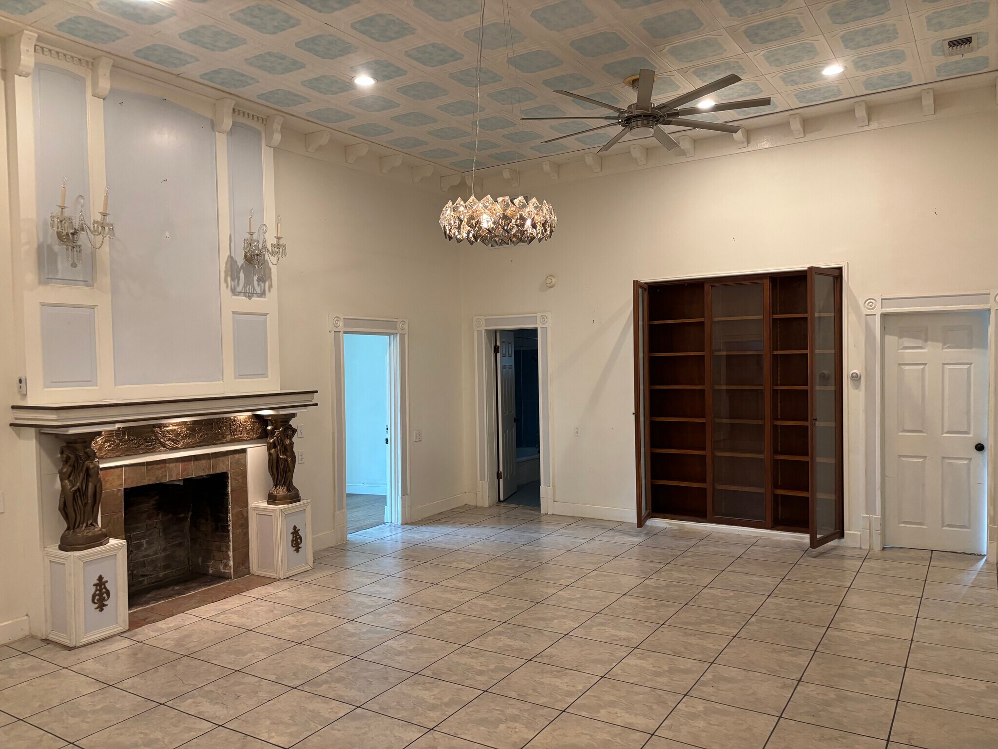 Livingroom - 437 W Magnolia Ave