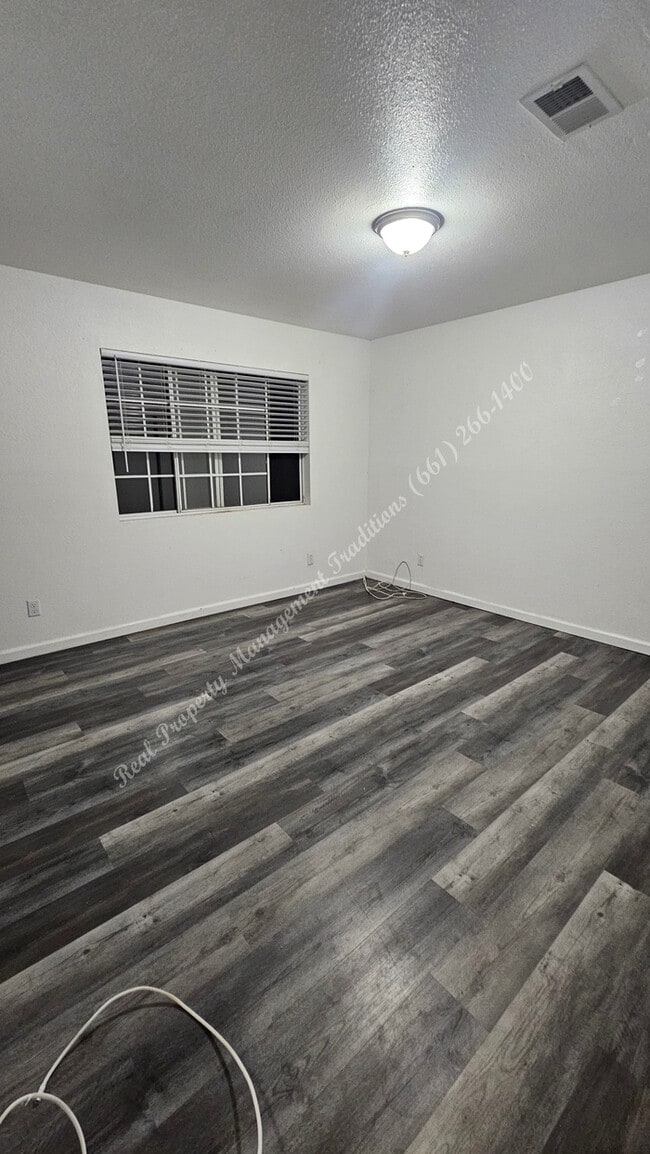 Building Photo - *** Please call us @ 661-266-1400 for information on availability, showings and applications proc...