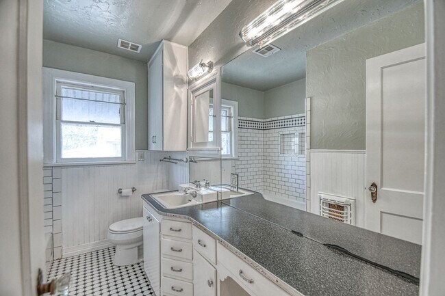 Building Photo - Charming Campus Home!