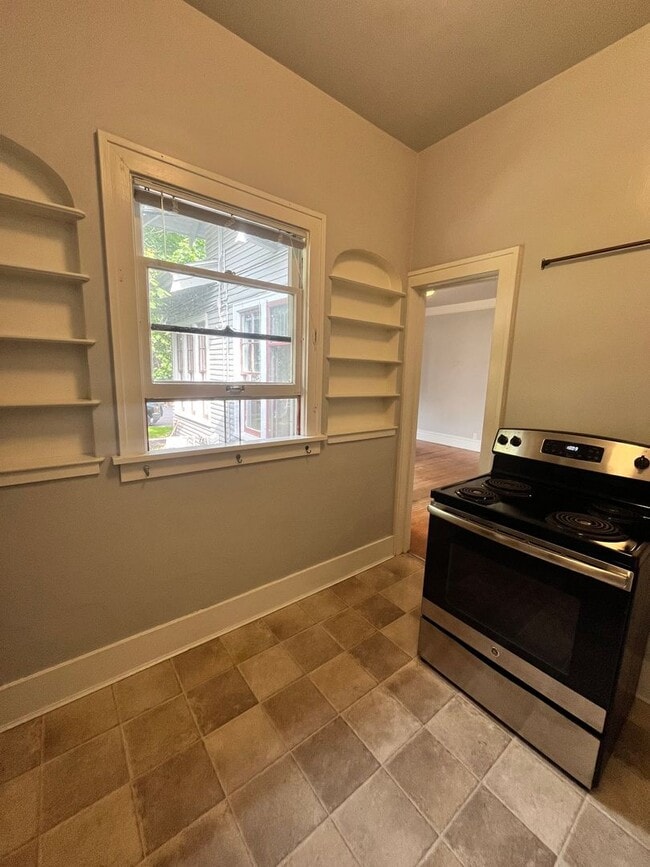 Building Photo - Large Studio in Unbeatable University Loca...
