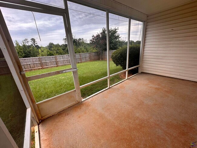 Building Photo - 123 Larkspur Ln