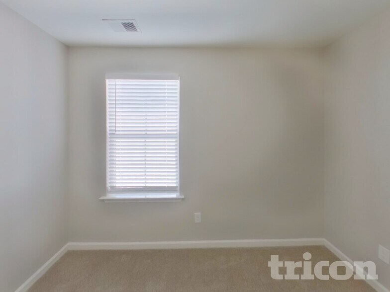 Building Photo - 326 Fairford Rd