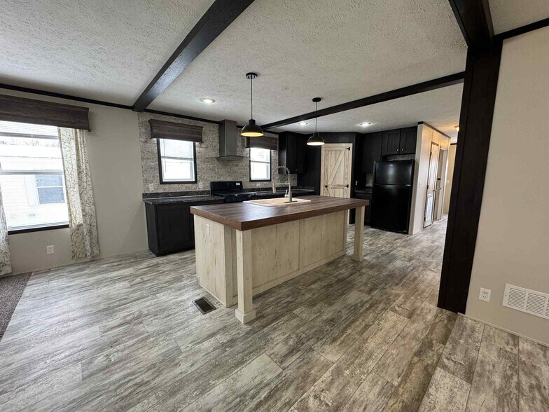 Building Photo - 48583 Pineview Dr