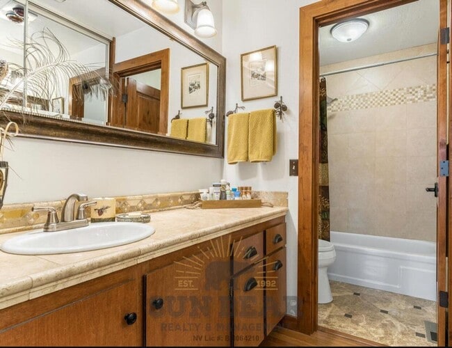 Building Photo - Adorable 2 Bedroom - Central Incline! 1 Do...