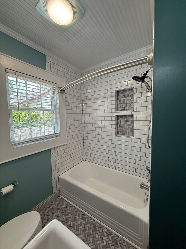 Building Photo - Gorgeous 4 Bed, 3 Bath Haymount Home
