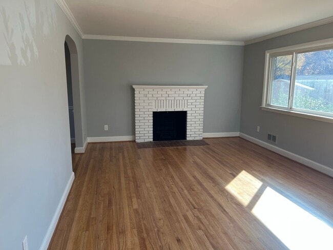 Building Photo - Renovated Rambler Close to METRO, Parks, &...