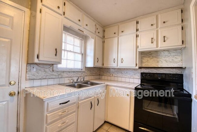 Building Photo - 4600 N Hamilton Dr