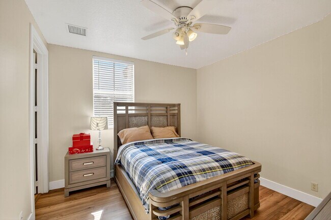 Building Photo - 9167 Oak Alley Dr