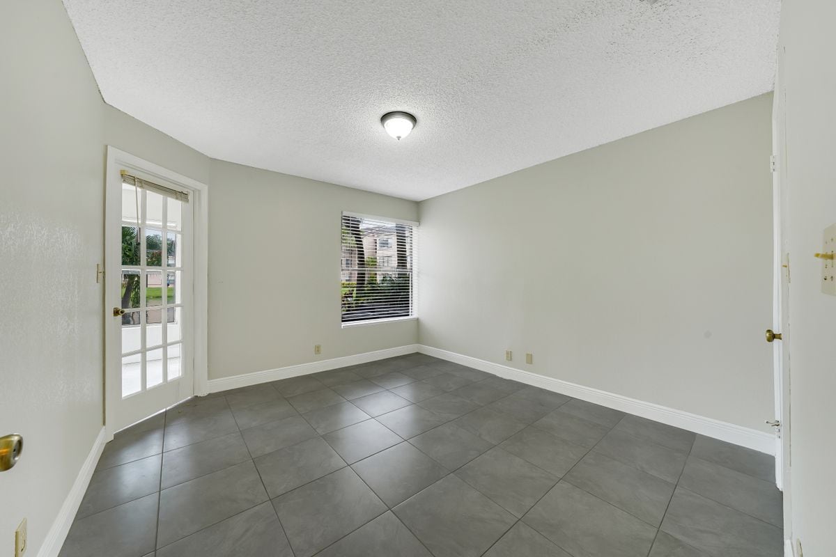 Building Photo - 2926 S University Dr